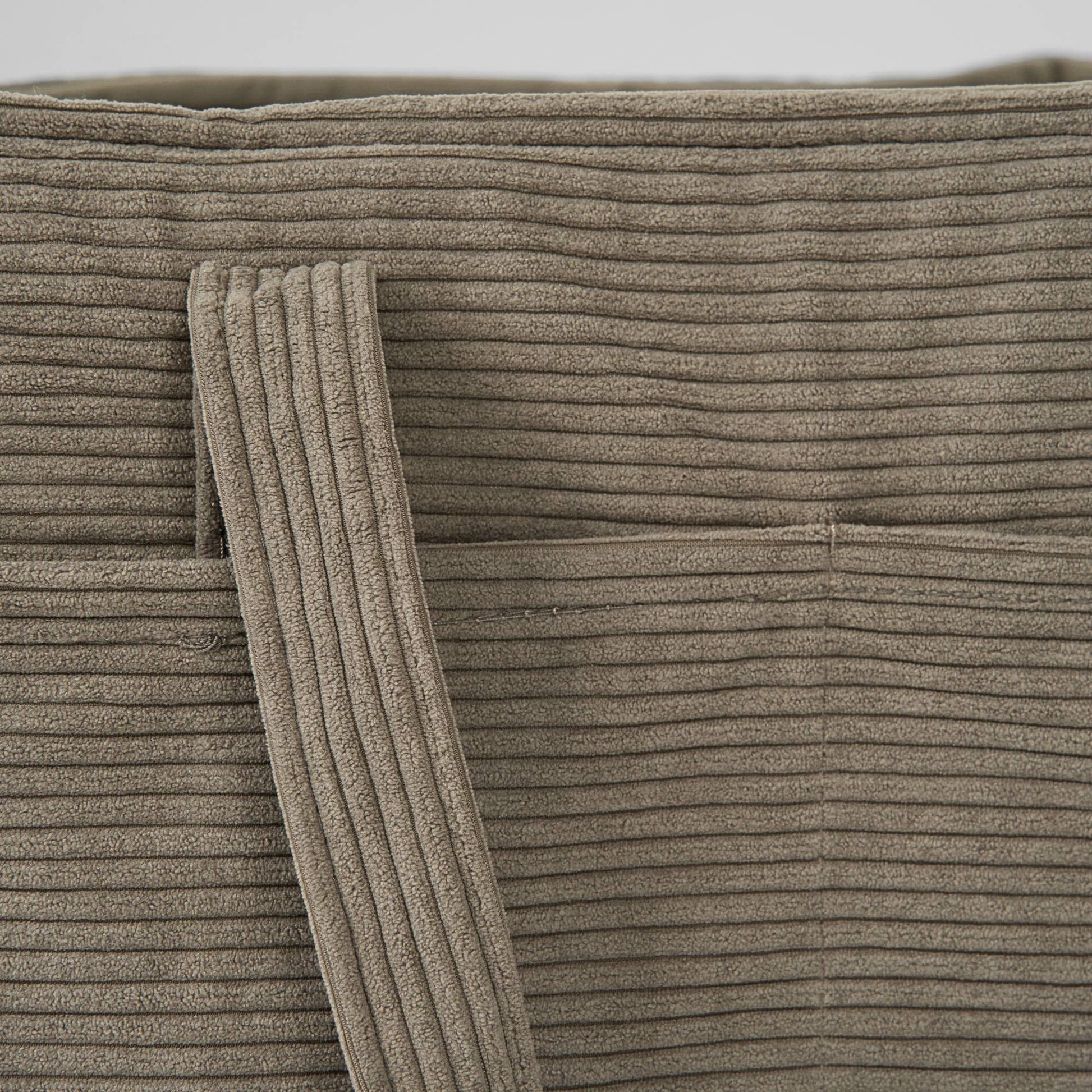 Cord-Oberstoff der STAEY Hundetragetasche Vilda Taupe