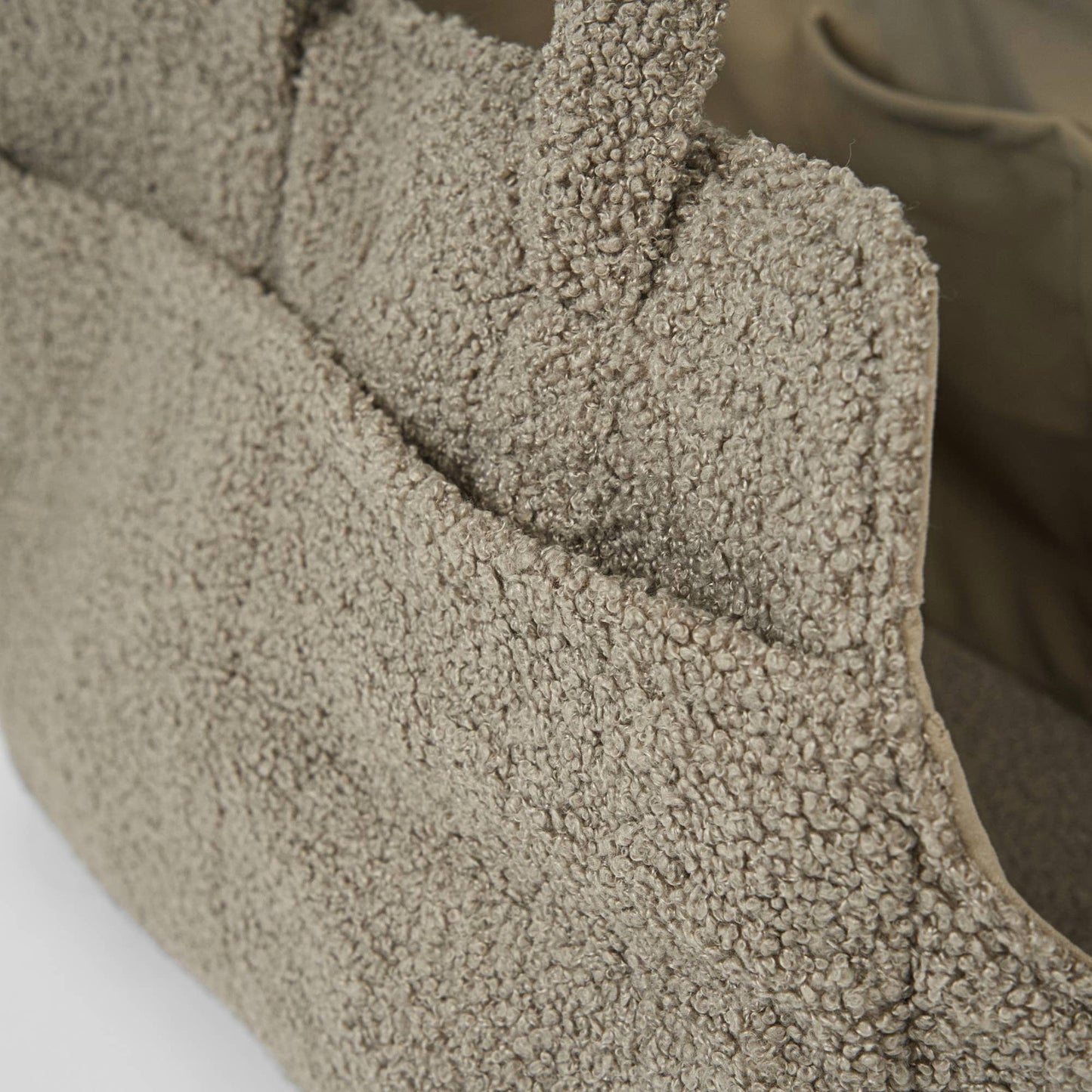 STAEY Hundetragetasche Vilda Teddy Taupe im Detail