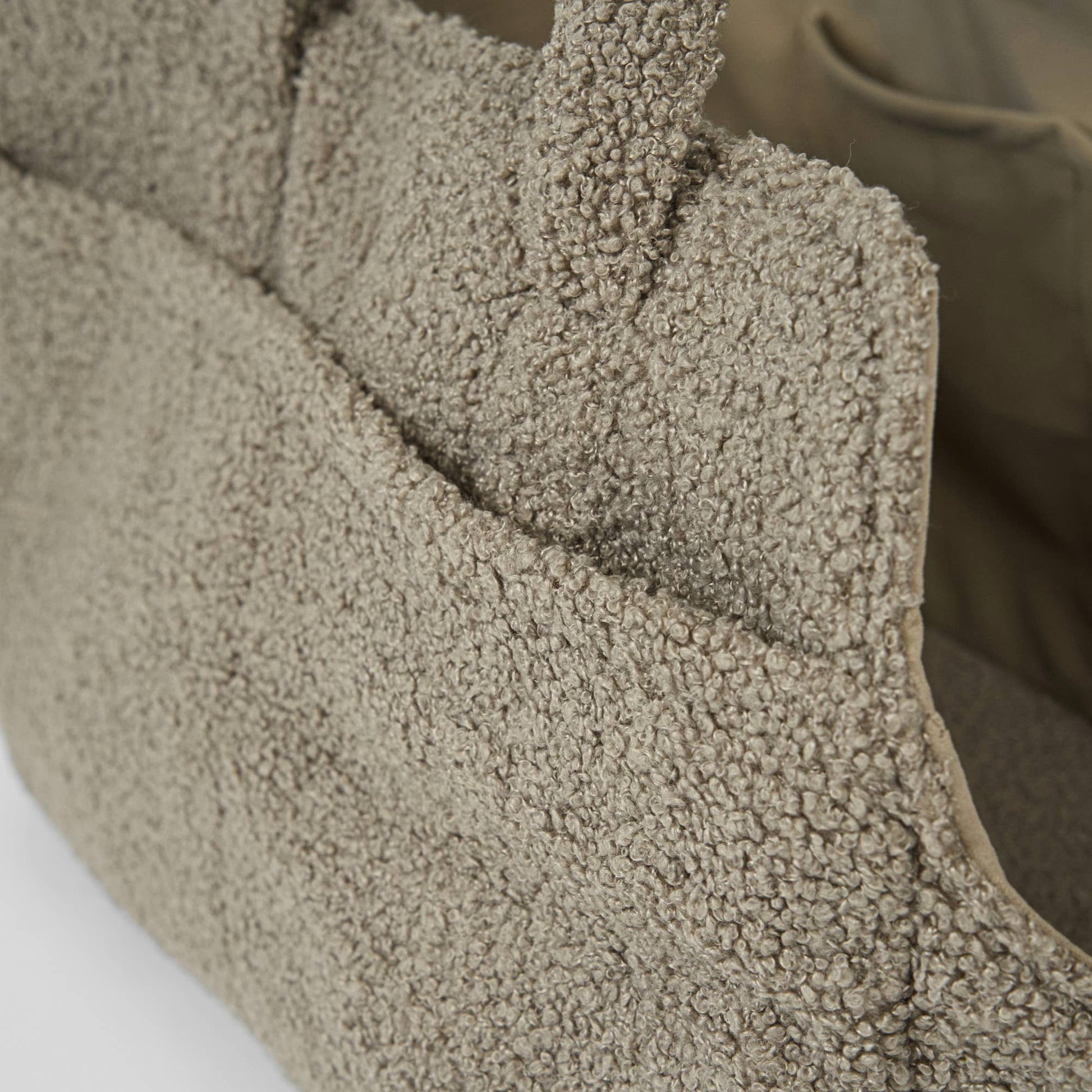 STAEY Hundetragetasche Vilda Teddy Taupe im Detail