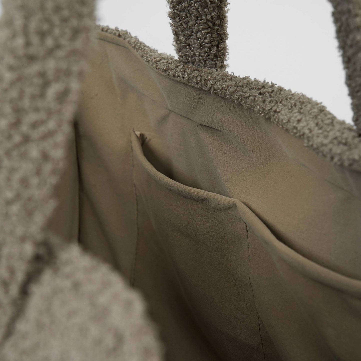 Teddy-Oberstoff der STAEY Hundetragetasche Vilda Taupe