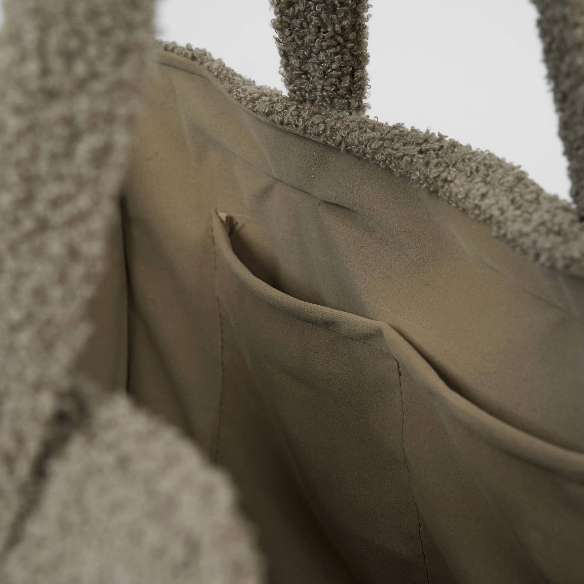 Teddy-Oberstoff der STAEY Hundetragetasche Vilda Taupe