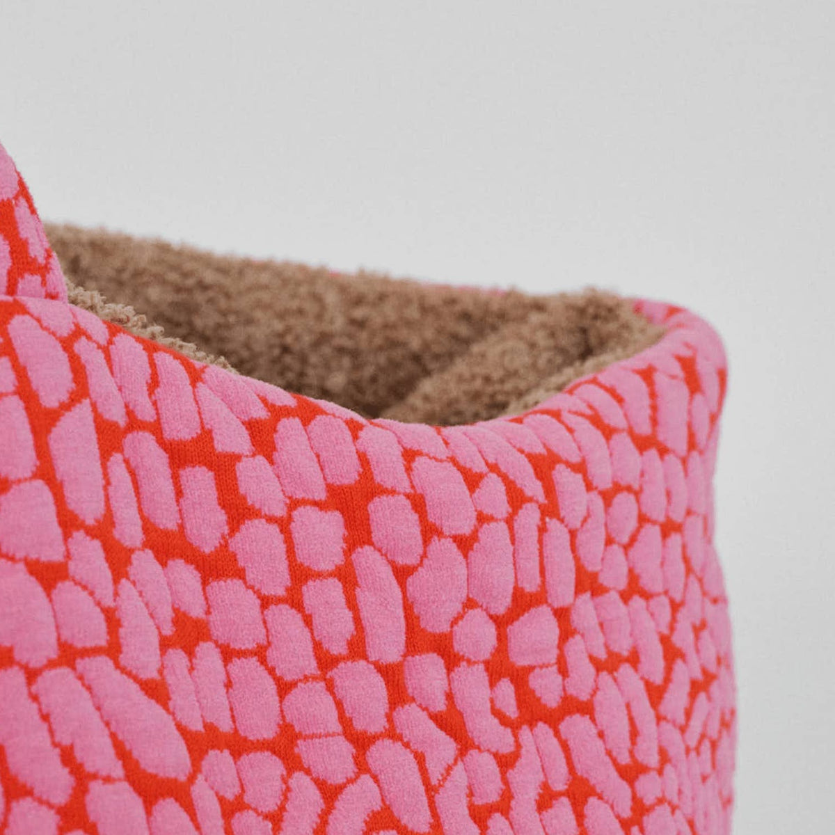 lumiies Studio Nest Pink Lava – Detailansicht mit Sherpa-Innenfutter