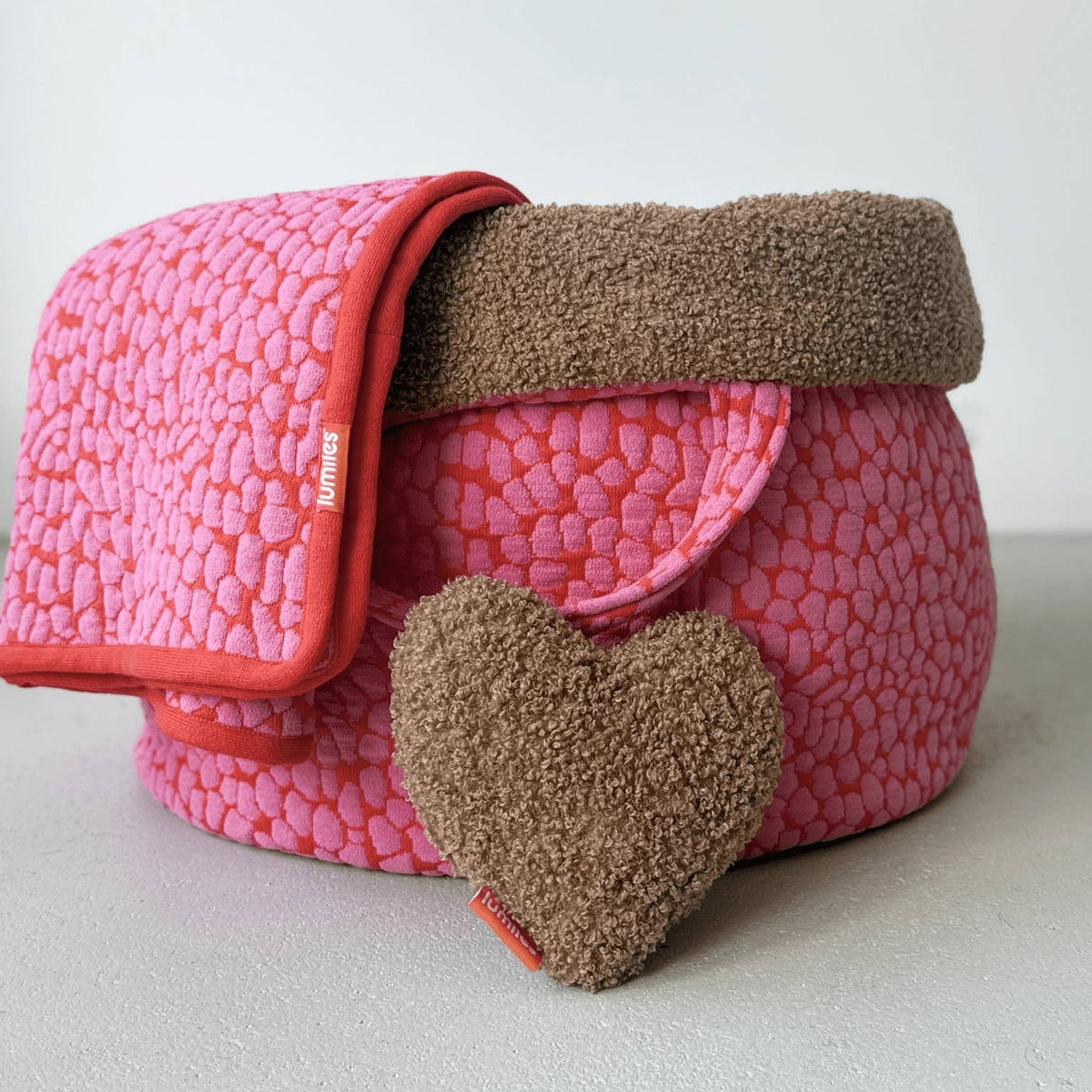 lumiies Studio Nest Pink Lava – mit passender Decke und Herzkissen